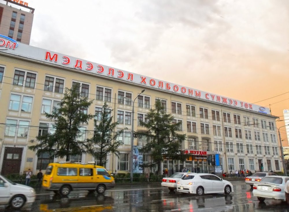 Төв шуудангийн уулзварын гэрэл дохиогоор явган зорчигч гарах хүлээлтийн ...